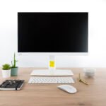 Suporte de Mesa Tabletop Tooq Tilt e Altura Ajustável 17" a 27" Max. 6kg Branco - Image 6